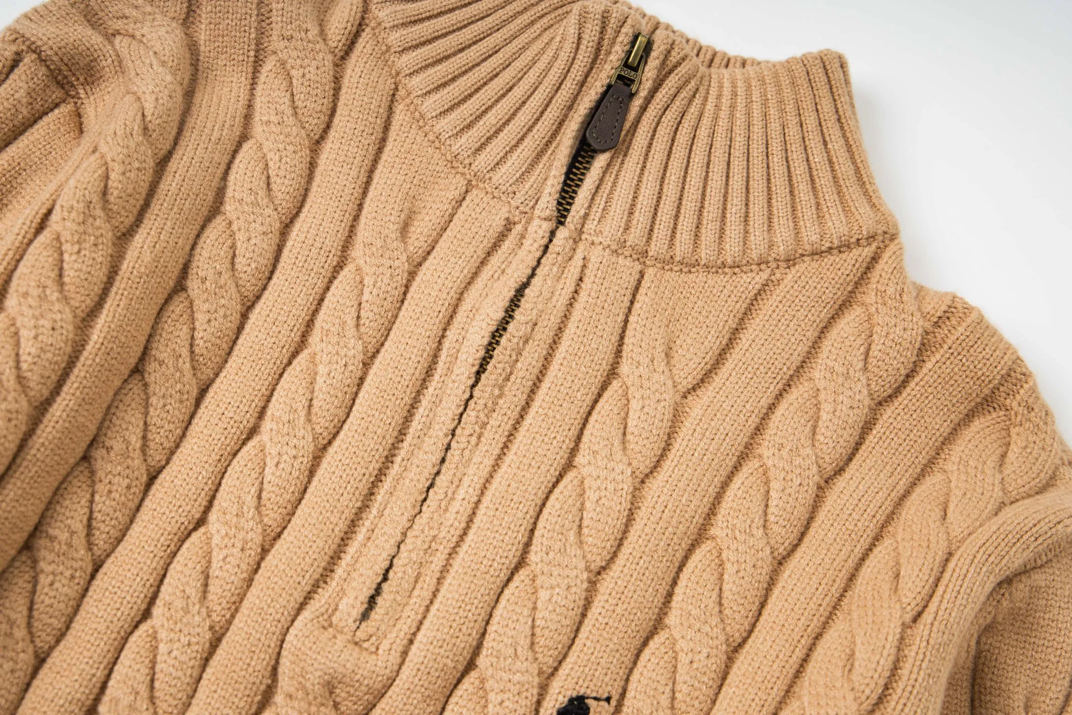 P250 model number: Y196 Ralph Lauren Men's half-zip twist sweater has a really nice style. It can be worn alone or as a jacket to be worn inside or outside. The upper body shows personal fashion charm. Four colors are available. Same style for men and women. A must-have item for new summer products. Hang tag. Hanging beads. Washable packaging bag. Full set of accessories. Very good appearance. Super exquisite workmanship. Size: S-XL